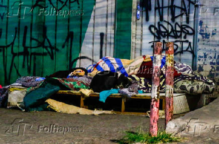 Moradores de rua enfrentam frio em SP