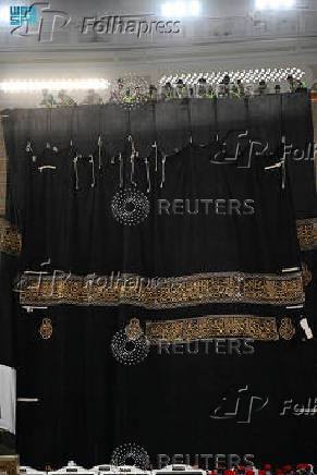 Workers change the Kabaa's cover, known as Kiswa, in the grand mosque in the holy city of Mecca