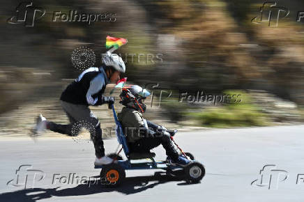 Bolivians compete with motorless cars, in La Paz