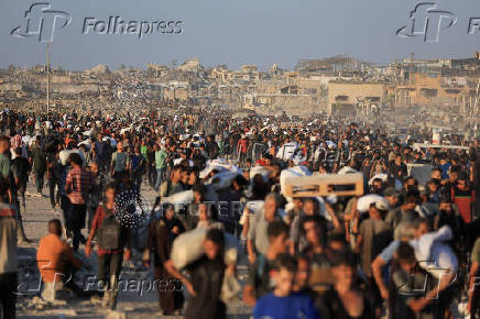 Palestinians carry aid supplies that entered Gaza through Israel, in Beit Lahia