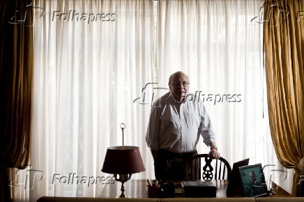 Luis Fernando Verissimo posa em sua casa em Porto Alegre