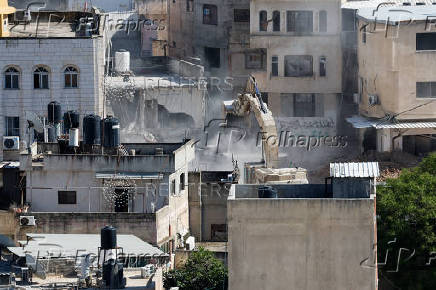 Israeli heavy machinery demolishes homes of Palestinians in Nur Shams camp