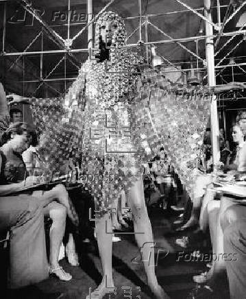 Vitra Desing Museum de Alemania recorre en una muestra más de 100 años de desfiles de moda