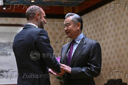 French foregin minister meets with Chinese counterpart in Beijing