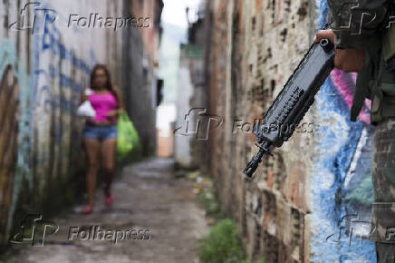 Soldados do Exército durante operação na Vila Aliança
