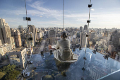 Visitante no Sampa Sky, no centro de SP