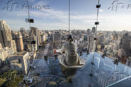 Visitante no Sampa Sky, no centro de SP
