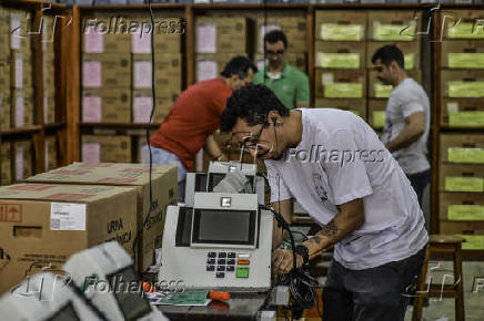 Urnas eletrônicas sendo preparadas para eleições 2024