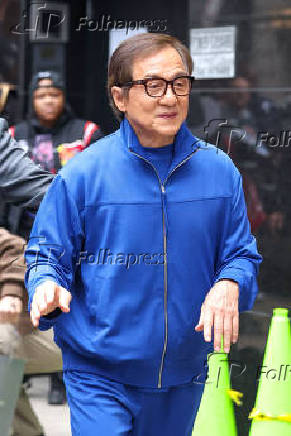 Jackie Chan é visto na região da Times Square na cidade de Nova York