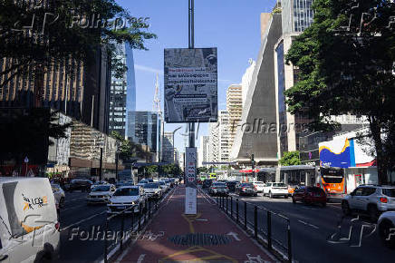 Vista de painéis na avenida paulista, parada LGBT+