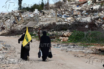FILE PHOTO: Residents try to return to their homes in Kfar kila during expected Israeli withdrawal
