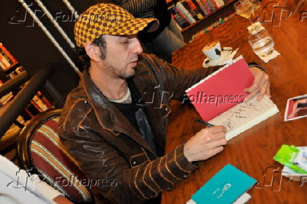 Zeca Baleiro lança livros em SP