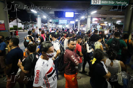 Passageiros embarcam em ônibus lotado no terminal Parangaba, em Fortaleza