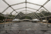 Montagem da feira de orgânicos do MST, na Água Branca (SP)