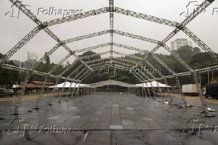 Montagem da feira de orgânicos do MST, na Água Branca (SP)