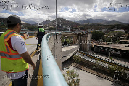 Colapso de una parte de un puente en Honduras deja herido a chofer de máquina recicladora