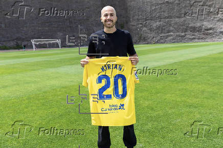 Kirian dona a museo de LaLiga camiseta que usó tras recuperarse del cáncer por primera vez