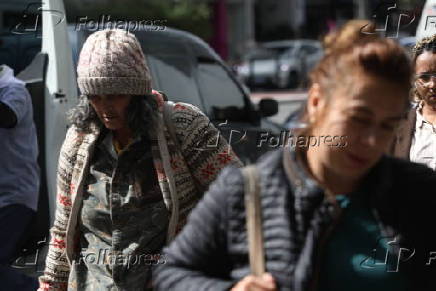 Movimentação de pedestres na Av. Paulista neste dia de frio em São Paulo