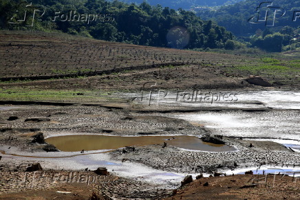 Praticamente seca, a represa