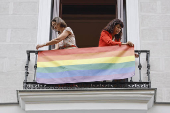 Reyes Maroto y la ministra de Igualdad, Ana Redondo colocan la bandera LGTBI en el edificio de los Grupos Políticos Municipales