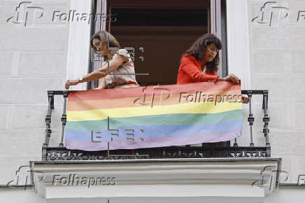 Reyes Maroto y la ministra de Igualdad, Ana Redondo colocan la bandera LGTBI en el edificio de los Grupos Políticos Municipales