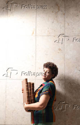 Leiloeira Vera Nunes com livros raros em São Paulo