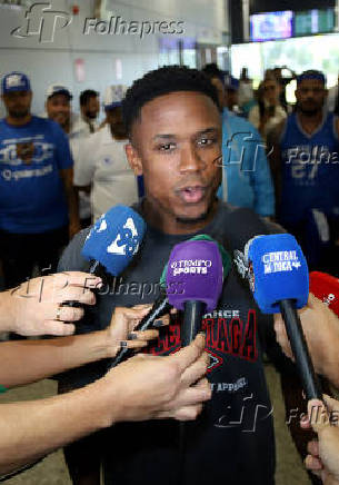 Luis Sinisterra desembarca em Belo Horizonte para o Cruzeiro