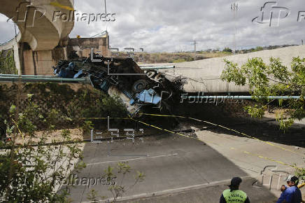 Colapso de una parte de un puente en Honduras deja herido a chofer de máquina recicladora