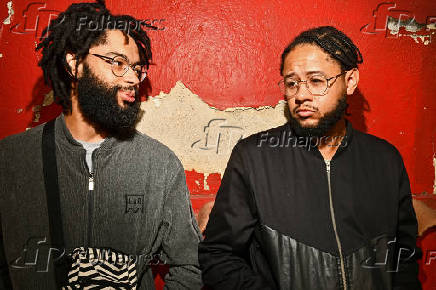 Retrato dos irmãos Evandro Fióti, à esquerda, e Emicida