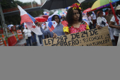 Mujeres panameñas marchan por derechos humanos y justicia social