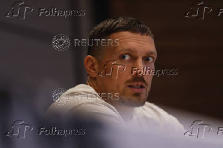 Oleksandr Usyk meets Ukrainian war veterans ahead of his fight against Daniel Dubois