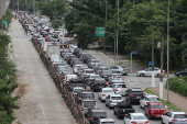 Trânsito congestionado na lateral do viaduto Santo Amaro