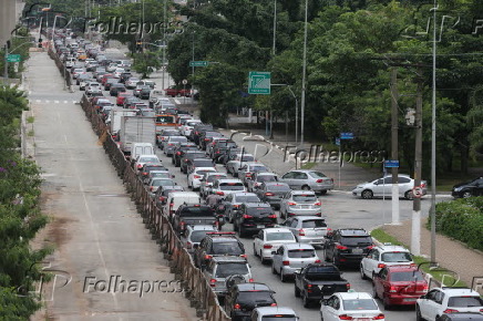 Trânsito congestionado na lateral do viaduto Santo Amaro