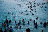 Banhistas são vistos aproveitando o verão do Rio de Janeiro