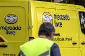 Van da empresa Mercado Livre faz entregas