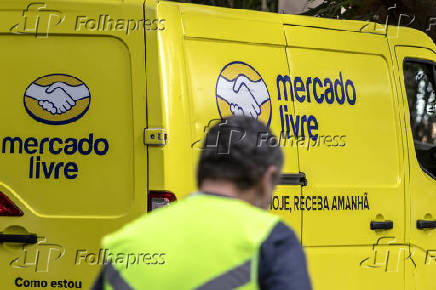 Van da empresa Mercado Livre faz entregas