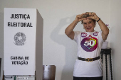 Marta faz sinal após votar em São Paulo