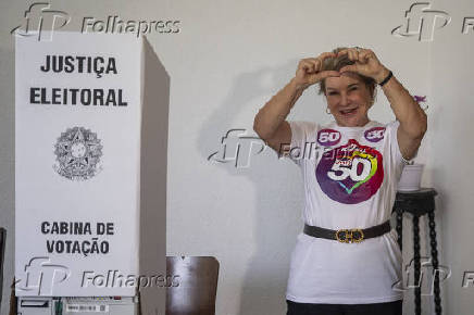 Marta faz sinal após votar em São Paulo