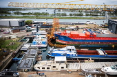 Tower crane falls on workboat in Maasbracht, Netherlands