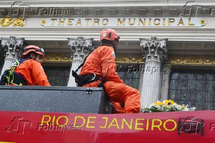 O corpo da cantora Preta Gil, saindo do Theatro Municipal, em cortejo no carro do corpo de bombeiros