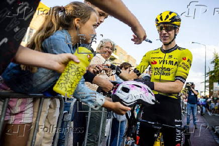 Riders attend the Daags na de Tour