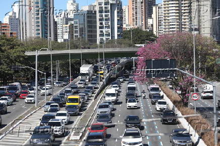 Movimentação intensa de veículos no Complexo Cebolinha