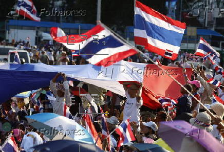 Protesters rally at Victory Monument against war with Cambodia