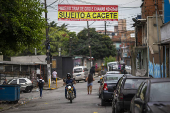 Faixa de alerta a motociclistas que empinam motos