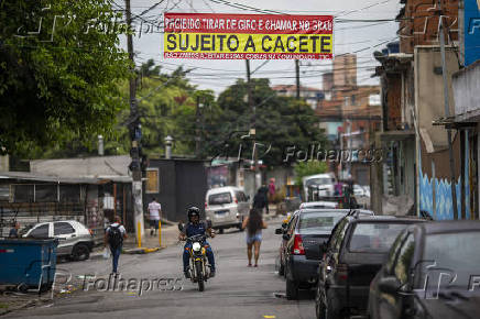 Faixa de alerta a motociclistas que empinam motos