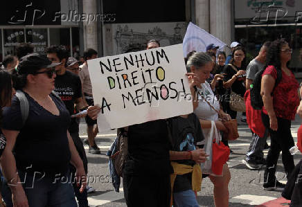 Professores em greve caminham até a Câmara Municipal SP