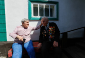 WW2 veteran Pampukhov receives congratulations on Victory Day amid Russia-Ukraine conflict in Donetsk region