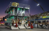 Vai-Vai celebra Zé Celso no desfile do Anhembi