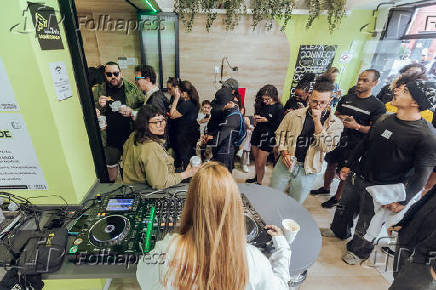  Jovens lotam cafeteria com DJ em coffee party em SP