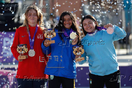 Skateboarding street femenino